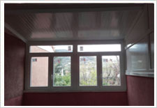 Cerramiento de PVC en Moralzarzal con techo panel sndwich a dos aguas imitacin teja roja