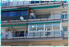 Cerramiento de terraza de PVC, frontal en corredera de 4 hojas y lateral con puerta abatible en Parque de la Corua, Collado Villalba