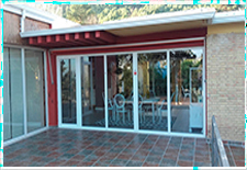 Cerramiento de saln en PVC con elementos fijos y puerta practicable con vidrio bajo emisivo en Becerril. 