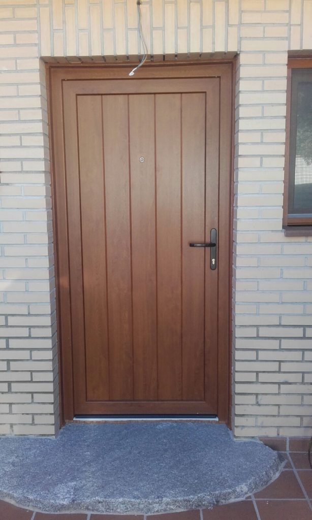 Sustitución de puerta de calle de madera por Puerta de PVC bicolor en  imitación madera exterior – VENTANAS Y CERRAMIENTOS