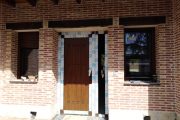 Puerta de PVC de seguridad con fijo lateral con panel estilo rustico
