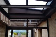 Cerramiento de Aluminio formado por techo móvil motorizado