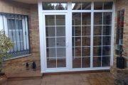 Cerramiento de entrada en PVC con barrotillo