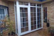 Cerramiento de entrada en PVC con barrotillo