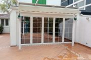 Cerramiento de PVC mediante ventana plegable