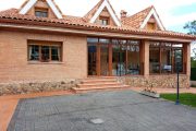 Cerramiento de porche en PVC imitación madera