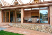 Cerramiento de porche en PVC imitación madera