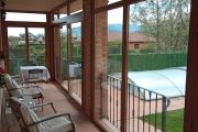 Cerramiento de porche en PVC imitación madera