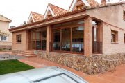 Cerramiento de porche en PVC imitación madera