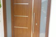 Puerta de entrada panelada en aluminio