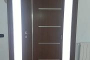 Puerta de entrada panelada en aluminio