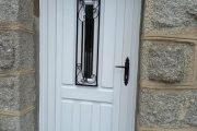 Puerta de Calle en PVC con panel de cuarterones