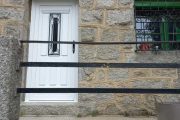 Puerta de Calle en PVC con panel de cuarterones
