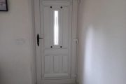 Puerta de Calle en PVC con panel de cuarterones