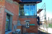 ventanas de PVC gris antracita y vidrios de alta eficiencia energética
