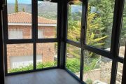 ventanas de PVC gris antracita y vidrios de alta eficiencia energética