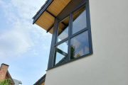 ventanas de PVC gris antracita y vidrios de alta eficiencia energética