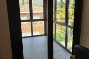 ventanas de PVC gris antracita y vidrios de alta eficiencia energética