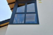 ventanas de PVC gris antracita y vidrios de alta eficiencia energética