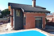 ventanas de PVC gris antracita y vidrios de alta eficiencia energética