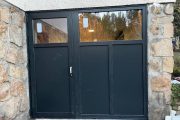 puerta de seguridad con vidrio superior en PVC