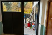 puerta de seguridad con vidrio superior en PVC