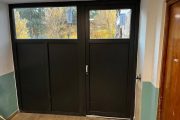 puerta de seguridad con vidrio superior en PVC