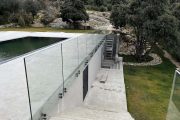 Barandillas abotonadas a canto de forjado con vidrio