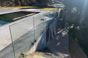 Barandillas abotonadas a canto de forjado con vidrio