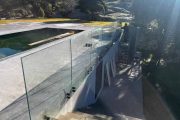 Barandillas abotonadas a canto de forjado con vidrio