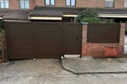 Puertas abatibles + valla fija en aluminio