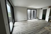 Vivienda de nueva construcción con ventanas de aluminio con rotura serie minimalista