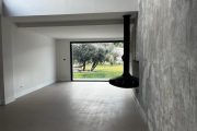 Vivienda de nueva construcción con ventanas de aluminio con rotura serie minimalista