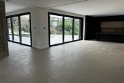Vivienda de nueva construcción con ventanas de aluminio con rotura serie minimalista