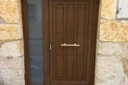 Puertas de PVC en imitación madera Nogal con paneles rústicos