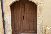 Puertas de PVC en imitación madera Nogal con paneles rústicos