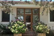 Cerramiento de entrada en PVC imitación madera
