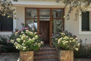 Cerramiento de entrada en PVC imitación madera