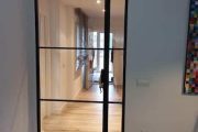 Puerta abatible con fijo serie minimalista de aluminio