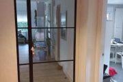 Puerta abatible con fijo serie minimalista de aluminio