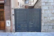 Puerta 2 hojas abatibles para exterior en aluminio soldado