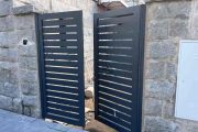 Puerta 2 hojas abatibles para exterior en aluminio soldado