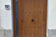 Puerta de PVC imitación madera con panel decorativo estilo rústico