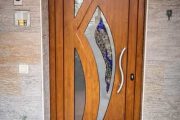 Puerta de seguridad con panel decorativo