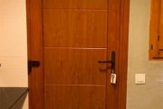 Sustitución de puerta de madera por puerta de seguridad de PVC con panel decorativo en Guadarrama
