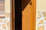 Sustitución de puerta de madera por puerta de seguridad de PVC con panel decorativo en Guadarrama