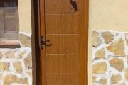 Sustitución de puerta de madera por puerta de seguridad de PVC con panel decorativo en Guadarrama
