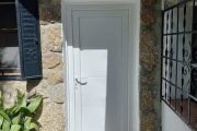 Sustitución de 2 puertas de entrada de hierro por PVC