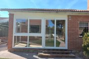 Cerramiento de porche con correderas de PVC