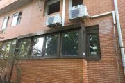 Cerramiento con techo autoportante con canalón y ventanas de PVC